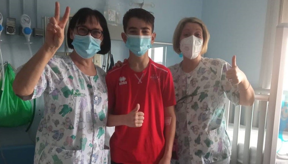 Samuel Tapia posa con dos sanitarias que le han atendido en todo momento 