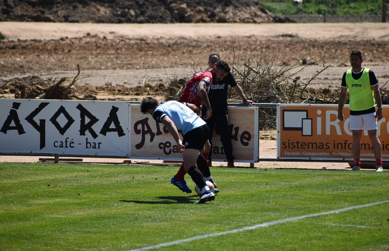 El capitán miajadeño Álex Jiménez disputa el balón con JoséLu 