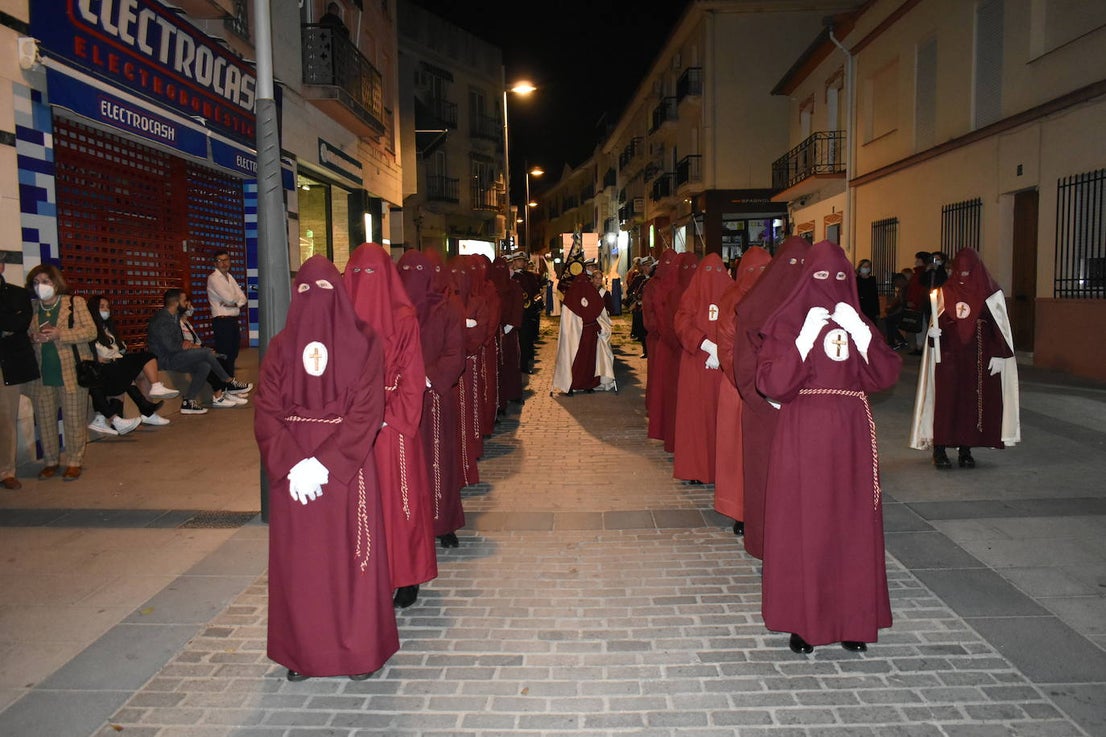 Los miajadeños volvieron a vivir su Semana Santa. Volvieron a llorar la muerte de Jesucristo acompañando al Cristo de la Piedad, la Piedad, el Santo Sepulcro y la Virgen de los Dolores, y volvieron a celebrar su resurrección con el encuentro entre el Cristo Resucitado y la Virgen. Una Semana Santa como hacía dos años no habían podido celebrar y que han vuelto a disfrutar con todos los honores 