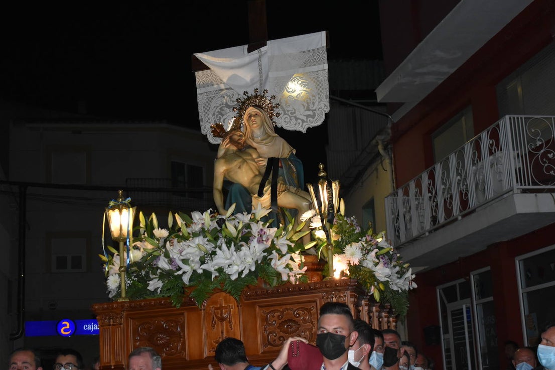 Los miajadeños volvieron a vivir su Semana Santa. Volvieron a llorar la muerte de Jesucristo acompañando al Cristo de la Piedad, la Piedad, el Santo Sepulcro y la Virgen de los Dolores, y volvieron a celebrar su resurrección con el encuentro entre el Cristo Resucitado y la Virgen. Una Semana Santa como hacía dos años no habían podido celebrar y que han vuelto a disfrutar con todos los honores 