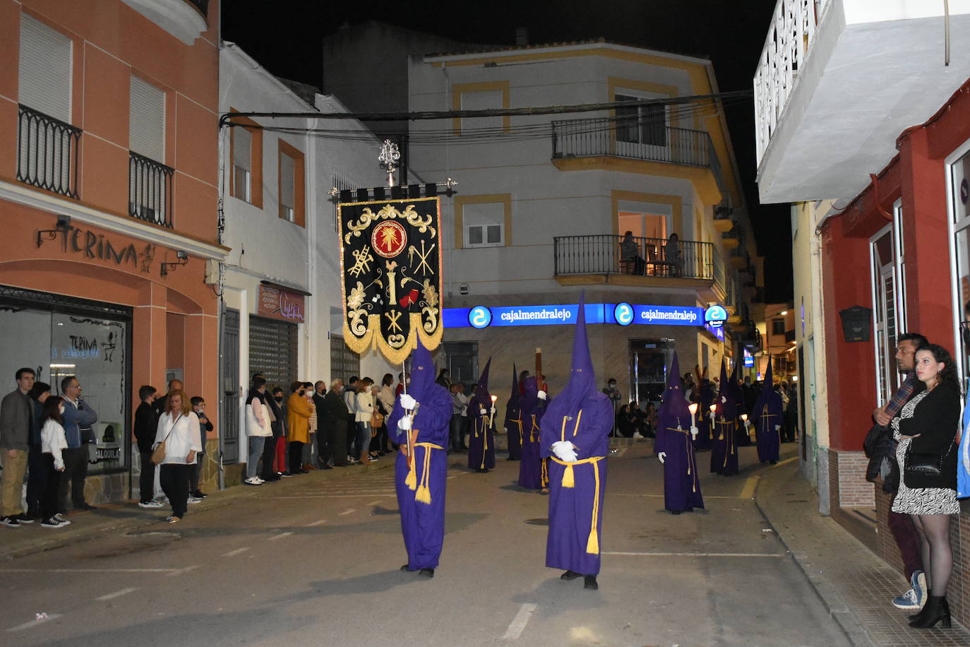 Los miajadeños volvieron a vivir su Semana Santa. Volvieron a llorar la muerte de Jesucristo acompañando al Cristo de la Piedad, la Piedad, el Santo Sepulcro y la Virgen de los Dolores, y volvieron a celebrar su resurrección con el encuentro entre el Cristo Resucitado y la Virgen. Una Semana Santa como hacía dos años no habían podido celebrar y que han vuelto a disfrutar con todos los honores 