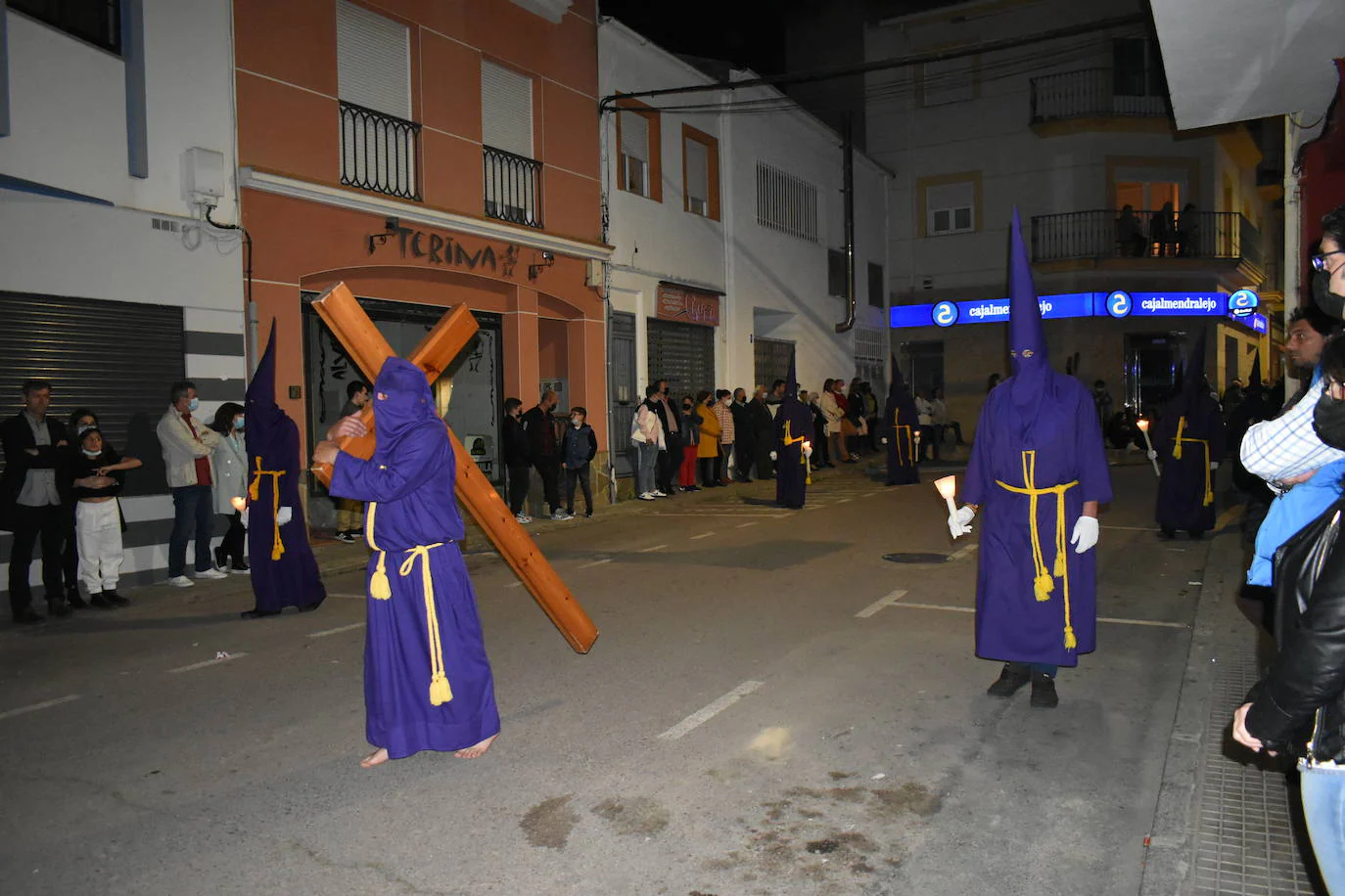 Los miajadeños volvieron a vivir su Semana Santa. Volvieron a llorar la muerte de Jesucristo acompañando al Cristo de la Piedad, la Piedad, el Santo Sepulcro y la Virgen de los Dolores, y volvieron a celebrar su resurrección con el encuentro entre el Cristo Resucitado y la Virgen. Una Semana Santa como hacía dos años no habían podido celebrar y que han vuelto a disfrutar con todos los honores 