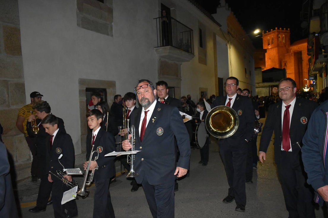 Los miajadeños volvieron a vivir su Semana Santa. Volvieron a llorar la muerte de Jesucristo acompañando al Cristo de la Piedad, la Piedad, el Santo Sepulcro y la Virgen de los Dolores, y volvieron a celebrar su resurrección con el encuentro entre el Cristo Resucitado y la Virgen. Una Semana Santa como hacía dos años no habían podido celebrar y que han vuelto a disfrutar con todos los honores 