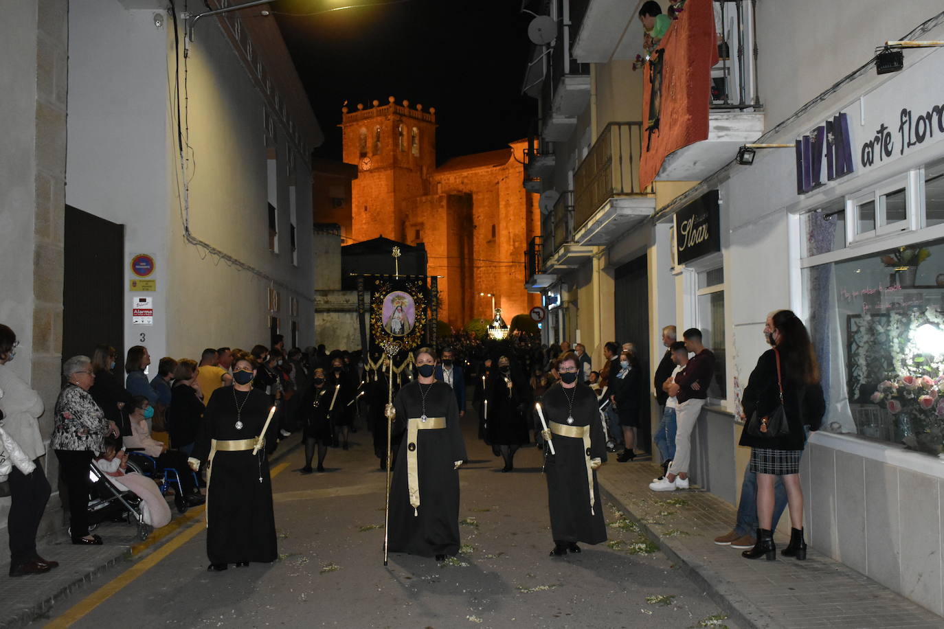 Los miajadeños volvieron a vivir su Semana Santa. Volvieron a llorar la muerte de Jesucristo acompañando al Cristo de la Piedad, la Piedad, el Santo Sepulcro y la Virgen de los Dolores, y volvieron a celebrar su resurrección con el encuentro entre el Cristo Resucitado y la Virgen. Una Semana Santa como hacía dos años no habían podido celebrar y que han vuelto a disfrutar con todos los honores 