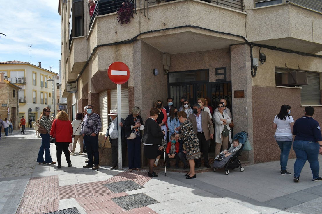 Los miajadeños volvieron a vivir su Semana Santa. Volvieron a llorar la muerte de Jesucristo acompañando al Cristo de la Piedad, la Piedad, el Santo Sepulcro y la Virgen de los Dolores, y volvieron a celebrar su resurrección con el encuentro entre el Cristo Resucitado y la Virgen. Una Semana Santa como hacía dos años no habían podido celebrar y que han vuelto a disfrutar con todos los honores 