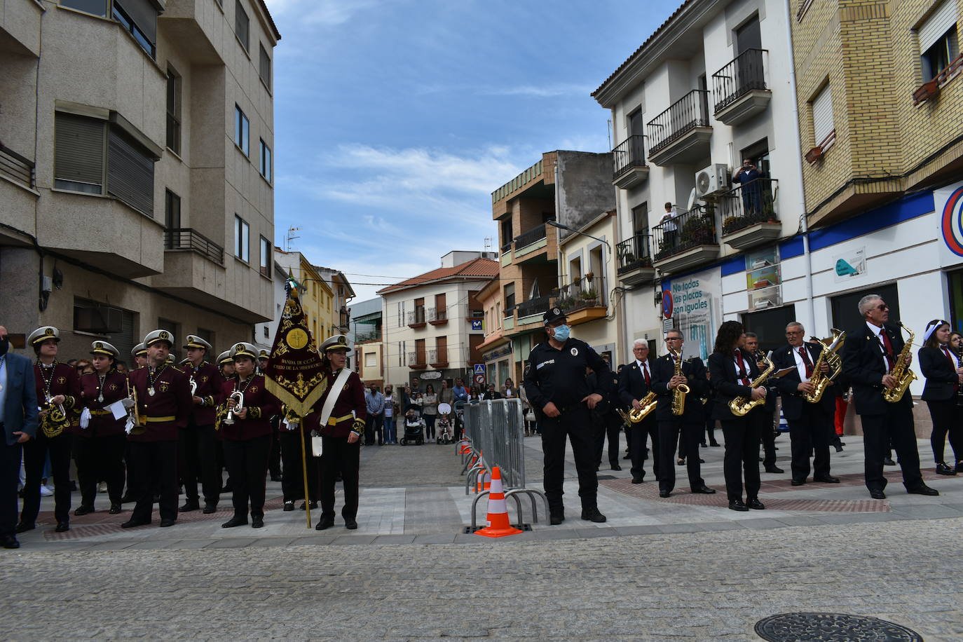 Los miajadeños volvieron a vivir su Semana Santa. Volvieron a llorar la muerte de Jesucristo acompañando al Cristo de la Piedad, la Piedad, el Santo Sepulcro y la Virgen de los Dolores, y volvieron a celebrar su resurrección con el encuentro entre el Cristo Resucitado y la Virgen. Una Semana Santa como hacía dos años no habían podido celebrar y que han vuelto a disfrutar con todos los honores 