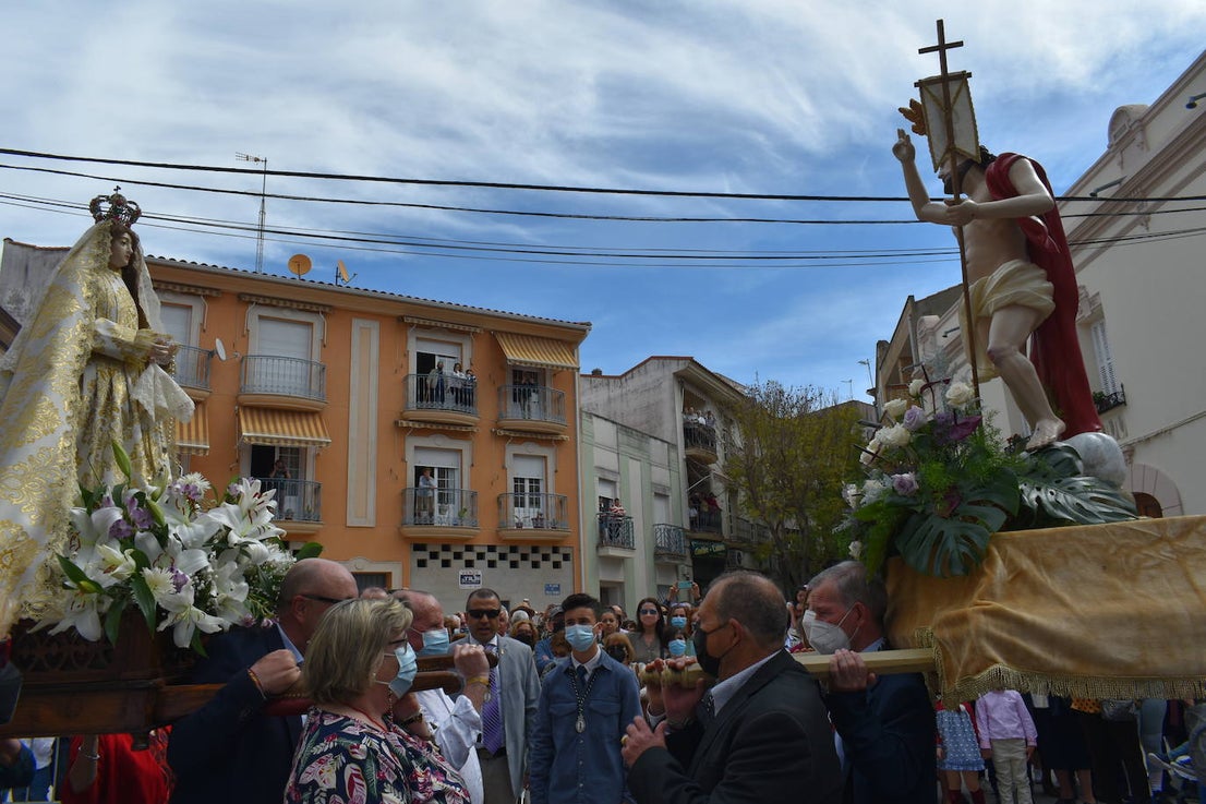 Los miajadeños volvieron a vivir su Semana Santa. Volvieron a llorar la muerte de Jesucristo acompañando al Cristo de la Piedad, la Piedad, el Santo Sepulcro y la Virgen de los Dolores, y volvieron a celebrar su resurrección con el encuentro entre el Cristo Resucitado y la Virgen. Una Semana Santa como hacía dos años no habían podido celebrar y que han vuelto a disfrutar con todos los honores 
