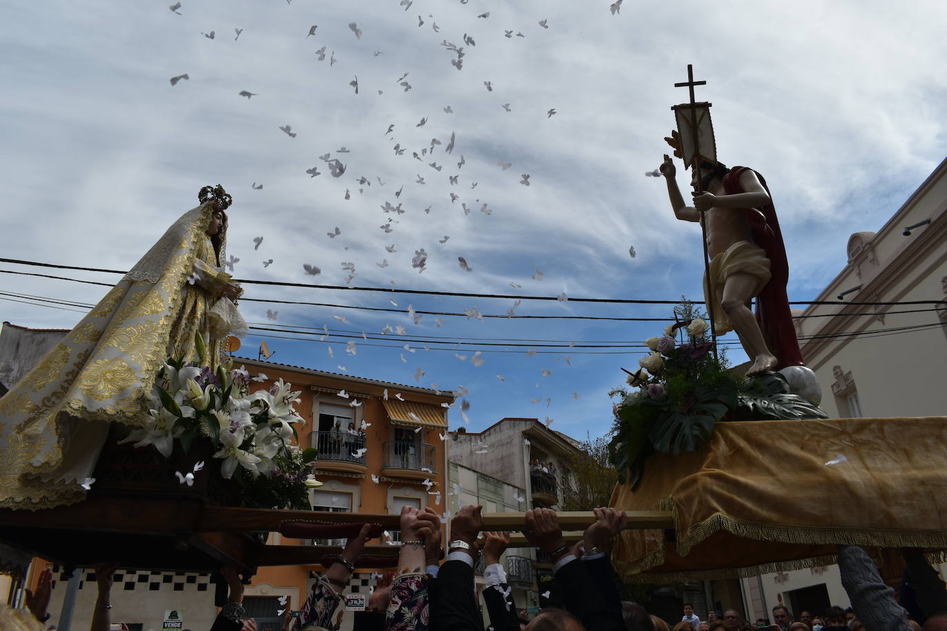 Los miajadeños volvieron a vivir su Semana Santa. Volvieron a llorar la muerte de Jesucristo acompañando al Cristo de la Piedad, la Piedad, el Santo Sepulcro y la Virgen de los Dolores, y volvieron a celebrar su resurrección con el encuentro entre el Cristo Resucitado y la Virgen. Una Semana Santa como hacía dos años no habían podido celebrar y que han vuelto a disfrutar con todos los honores 