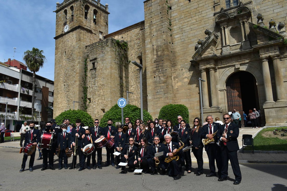 Los miajadeños volvieron a vivir su Semana Santa. Volvieron a llorar la muerte de Jesucristo acompañando al Cristo de la Piedad, la Piedad, el Santo Sepulcro y la Virgen de los Dolores, y volvieron a celebrar su resurrección con el encuentro entre el Cristo Resucitado y la Virgen. Una Semana Santa como hacía dos años no habían podido celebrar y que han vuelto a disfrutar con todos los honores 