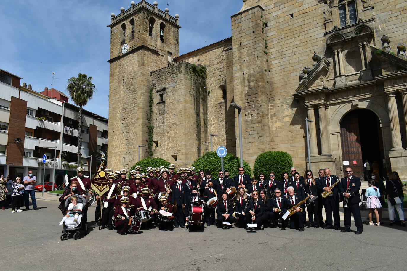 Los miajadeños volvieron a vivir su Semana Santa. Volvieron a llorar la muerte de Jesucristo acompañando al Cristo de la Piedad, la Piedad, el Santo Sepulcro y la Virgen de los Dolores, y volvieron a celebrar su resurrección con el encuentro entre el Cristo Resucitado y la Virgen. Una Semana Santa como hacía dos años no habían podido celebrar y que han vuelto a disfrutar con todos los honores 