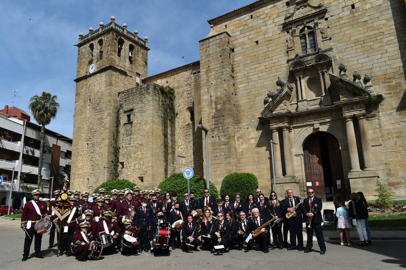 Los miajadeños volvieron a vivir su Semana Santa. Volvieron a llorar la muerte de Jesucristo acompañando al Cristo de la Piedad, la Piedad, el Santo Sepulcro y la Virgen de los Dolores, y volvieron a celebrar su resurrección con el encuentro entre el Cristo Resucitado y la Virgen. Una Semana Santa como hacía dos años no habían podido celebrar y que han vuelto a disfrutar con todos los honores 