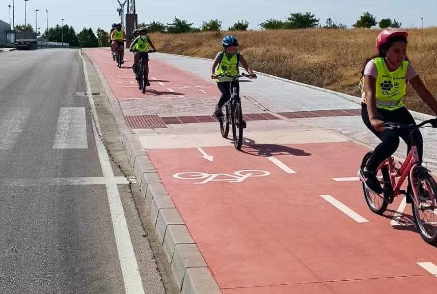 Pequeños miajadeños montando en bici 