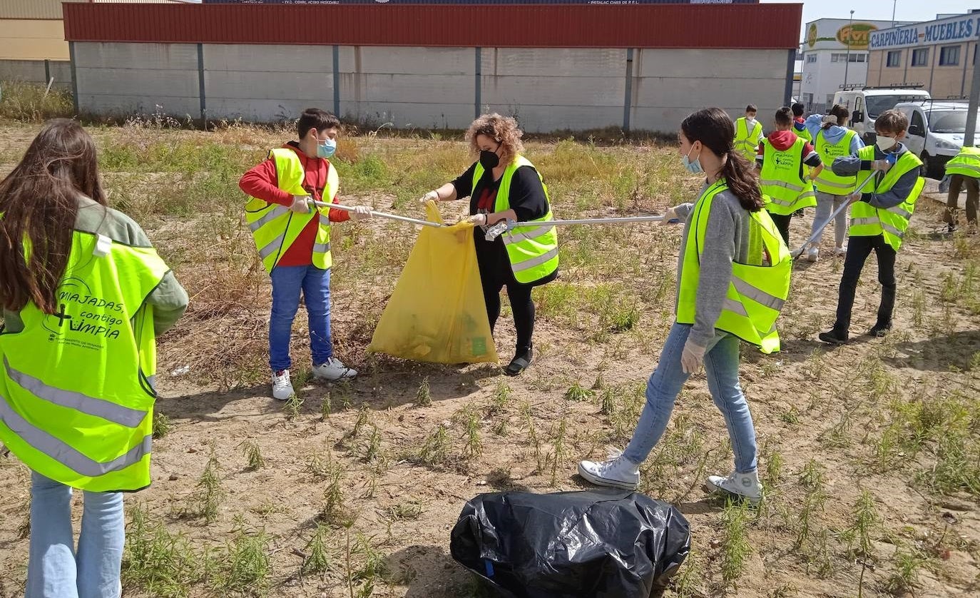 Alumnos del IES Gonzalo Torrente Ballester participaron en la última jornada de basuraleza 