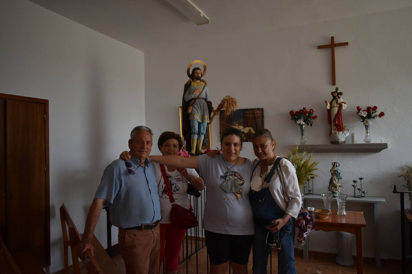 La alegría de la romería de San Isidro volvió a Miajadas este 15 de mayo en todo su esplendor. El Santo estuvo, los miajadeños estuvieron, los caballos estuvieron,... y no faltó de nada. Hubo procesión, misa, peregrinación ecuestre con la asociación miajadeña 'La Garrocha', concurso de tortilla de patatas, y, sobre todo, un día de campo y convivencia entre familia y amigos. El tiempo acompañó, y ya se echaba de menos después de dos años de ausencia. Así lo demostraron todos. 