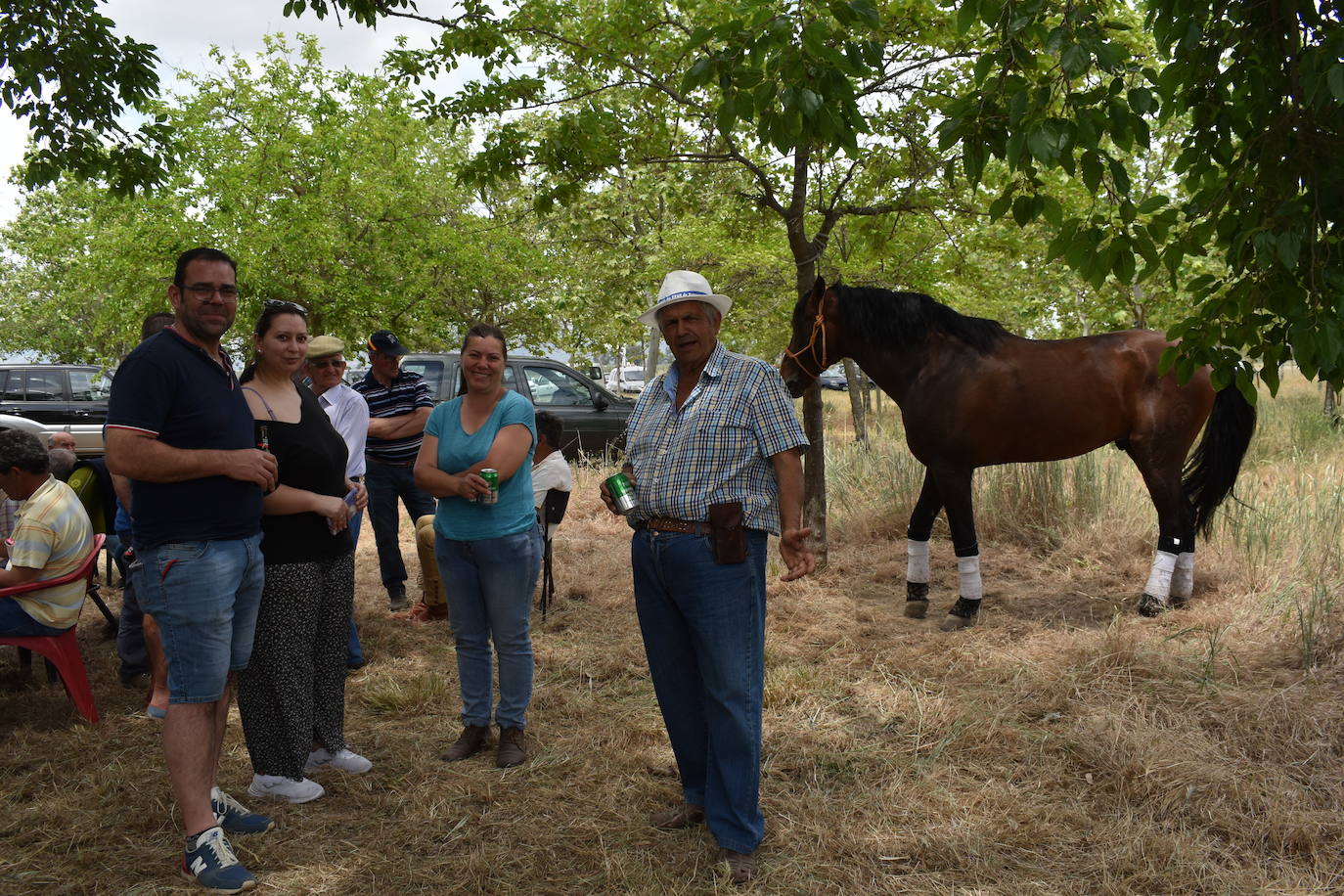 La alegría de la romería de San Isidro volvió a Miajadas este 15 de mayo en todo su esplendor. El Santo estuvo, los miajadeños estuvieron, los caballos estuvieron,... y no faltó de nada. Hubo procesión, misa, peregrinación ecuestre con la asociación miajadeña 'La Garrocha', concurso de tortilla de patatas, y, sobre todo, un día de campo y convivencia entre familia y amigos. El tiempo acompañó, y ya se echaba de menos después de dos años de ausencia. Así lo demostraron todos. 