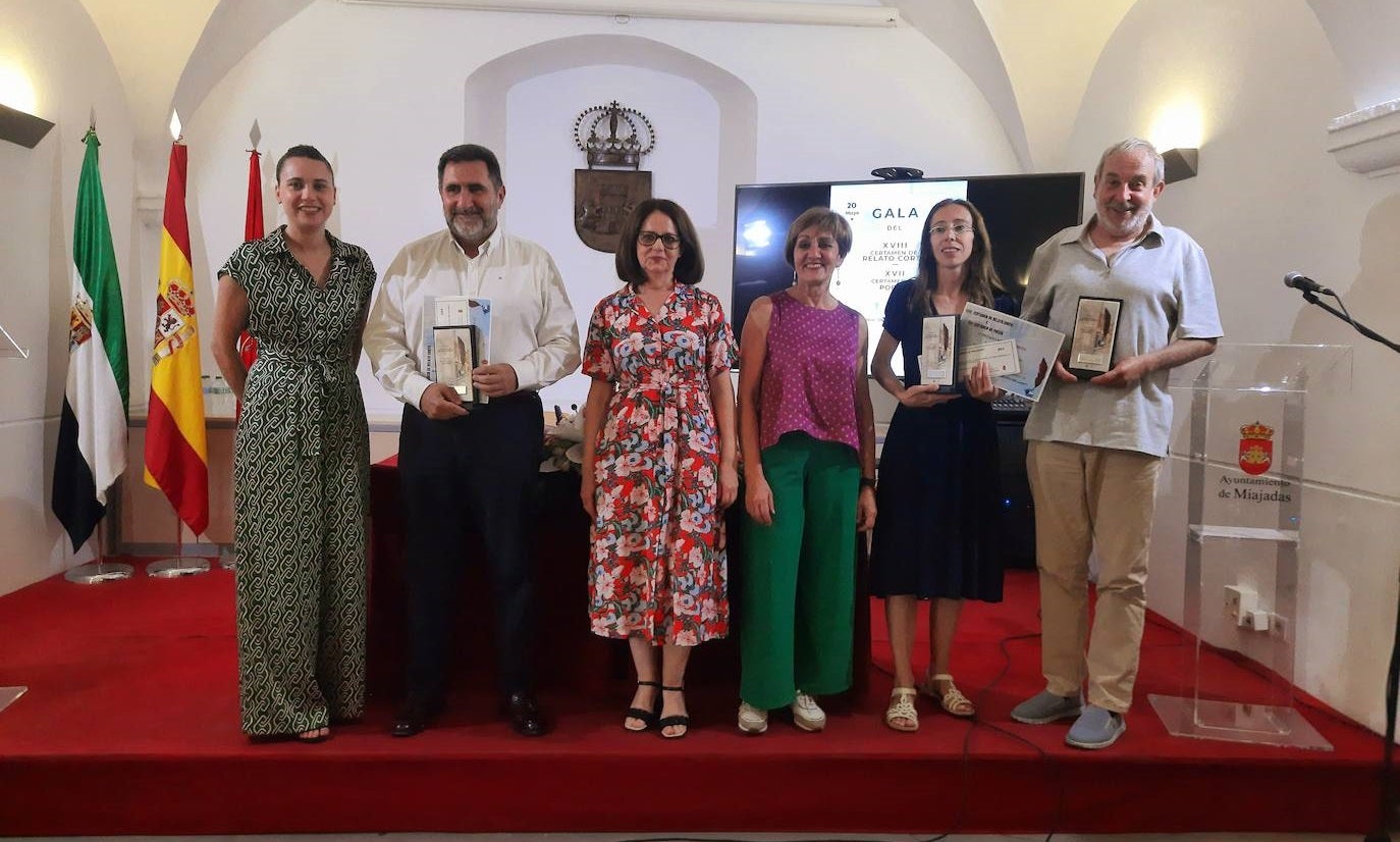 Esteban Torres (segundo por la izq), Iria Barcía (segunda por la dcha) y José Ignacio Tamayo (dcha) posan con la concejala de cultura y algunos miembros del Jurado 