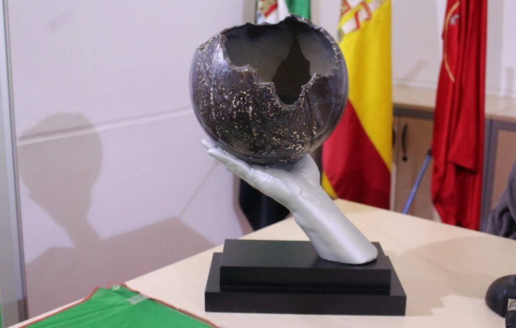 El trofeo de la liga Inter Escolar de baloncesto tiene un original diseño 