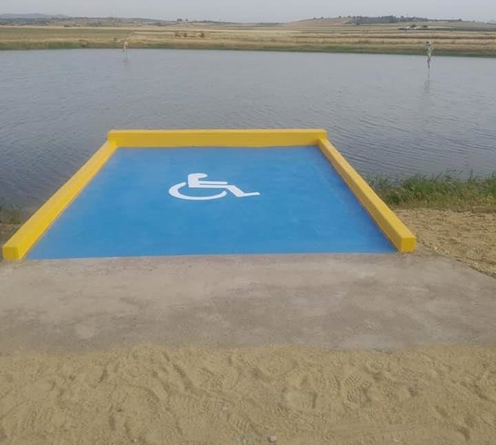 Plataforma construida en la orilla de la laguna La Bayuncosa de Miajadas para pescadores con movilidad reducida 