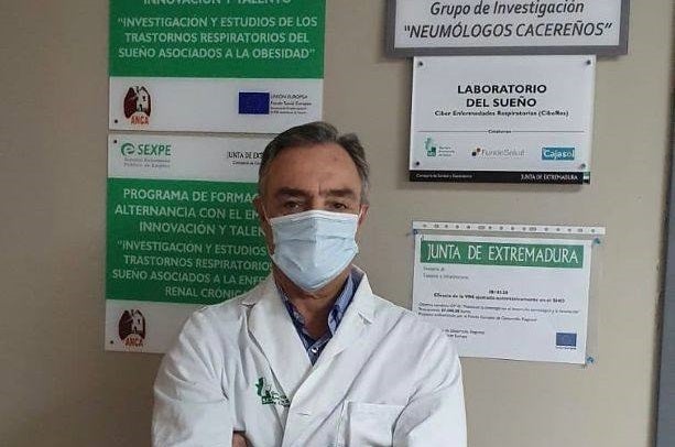 Sigue vinculado al hospital San Pedro de Alcántara con un despacho bajo el nombramiento de Emérito 