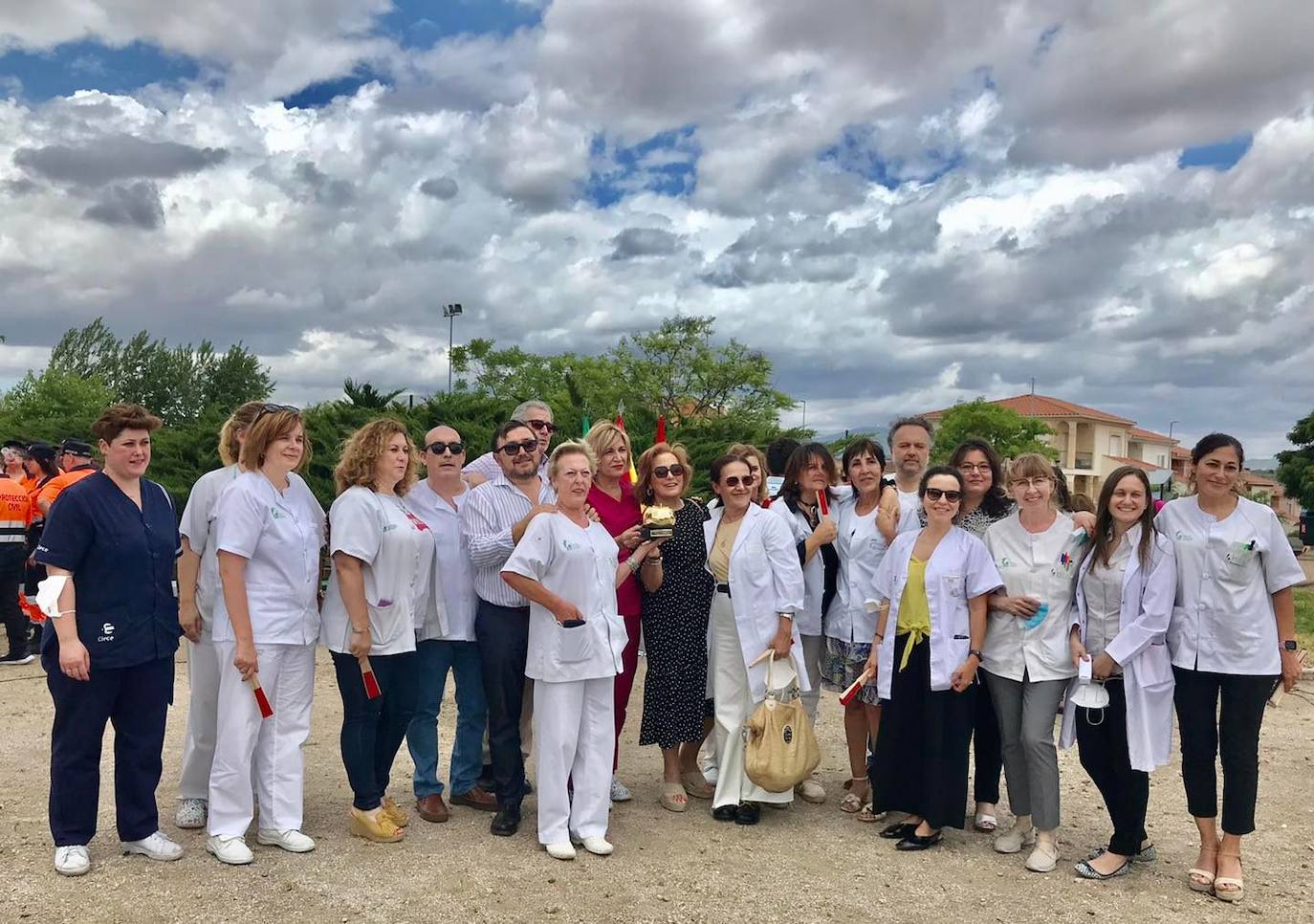 Trabajadores del centro de Salud de Miajadas posan con el Tomate de Oro 2020 