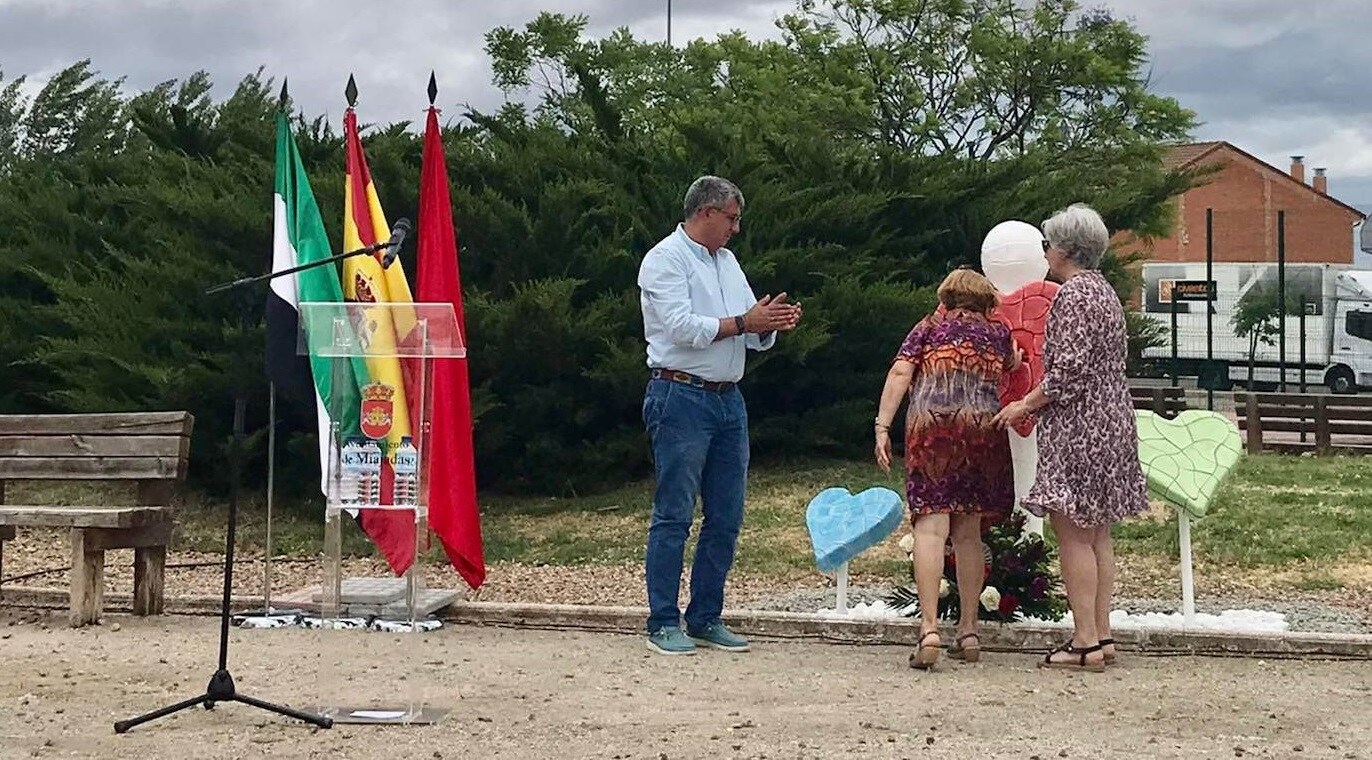 Se ha erigido una escultura con tres corazones en el Parque del Helipuerto de Miajadas en honor a las víctimas de la Covid-19 