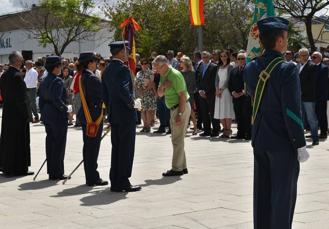 Más de cien ciudadanos juraron bandera en Miajadas, prometiendo por su conciencia y honor guardar guardar la Constitución como norma fundamental del Estado, con lealtad al rey y, si fuera preciso, entregar su vida en defensa de España. Un acto en el que estuvieron acompañados por los militares de la Base Aérea de Talavera la Real y Ala-23, acercando y fortaleciendo lazos entre las Fuerzas Armadas y la población de a pie. 