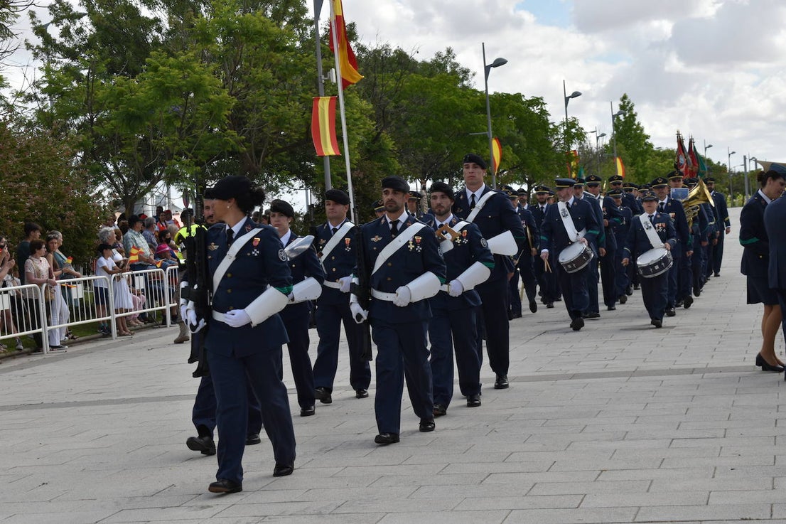 Más de cien ciudadanos juraron bandera en Miajadas, prometiendo por su conciencia y honor guardar guardar la Constitución como norma fundamental del Estado, con lealtad al rey y, si fuera preciso, entregar su vida en defensa de España. Un acto en el que estuvieron acompañados por los militares de la Base Aérea de Talavera la Real y Ala-23, acercando y fortaleciendo lazos entre las Fuerzas Armadas y la población de a pie. 