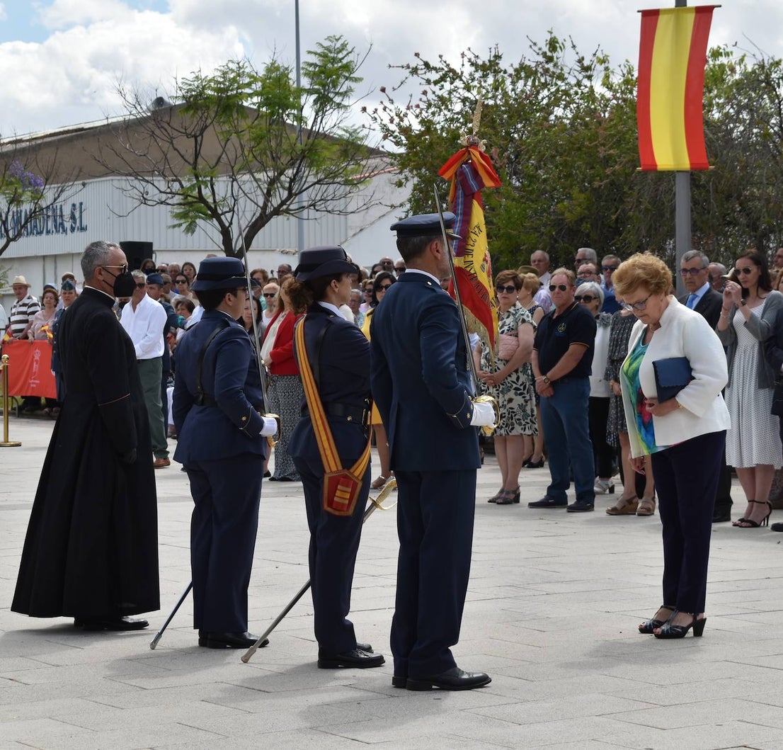 Más de cien ciudadanos juraron bandera en Miajadas, prometiendo por su conciencia y honor guardar guardar la Constitución como norma fundamental del Estado, con lealtad al rey y, si fuera preciso, entregar su vida en defensa de España. Un acto en el que estuvieron acompañados por los militares de la Base Aérea de Talavera la Real y Ala-23, acercando y fortaleciendo lazos entre las Fuerzas Armadas y la población de a pie. 
