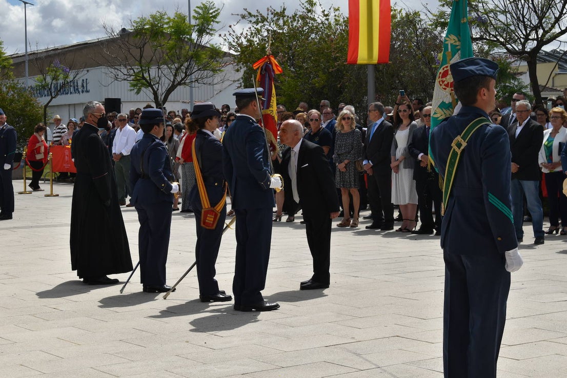Más de cien ciudadanos juraron bandera en Miajadas, prometiendo por su conciencia y honor guardar guardar la Constitución como norma fundamental del Estado, con lealtad al rey y, si fuera preciso, entregar su vida en defensa de España. Un acto en el que estuvieron acompañados por los militares de la Base Aérea de Talavera la Real y Ala-23, acercando y fortaleciendo lazos entre las Fuerzas Armadas y la población de a pie. 