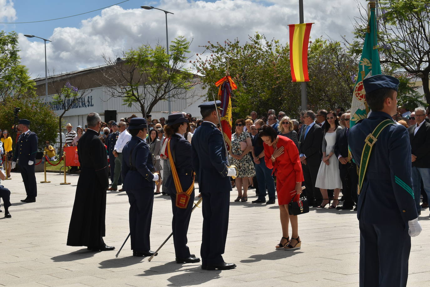 Más de cien ciudadanos juraron bandera en Miajadas, prometiendo por su conciencia y honor guardar guardar la Constitución como norma fundamental del Estado, con lealtad al rey y, si fuera preciso, entregar su vida en defensa de España. Un acto en el que estuvieron acompañados por los militares de la Base Aérea de Talavera la Real y Ala-23, acercando y fortaleciendo lazos entre las Fuerzas Armadas y la población de a pie. 