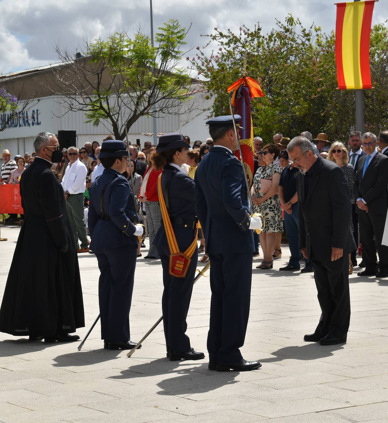 Más de cien ciudadanos juraron bandera en Miajadas, prometiendo por su conciencia y honor guardar guardar la Constitución como norma fundamental del Estado, con lealtad al rey y, si fuera preciso, entregar su vida en defensa de España. Un acto en el que estuvieron acompañados por los militares de la Base Aérea de Talavera la Real y Ala-23, acercando y fortaleciendo lazos entre las Fuerzas Armadas y la población de a pie. 