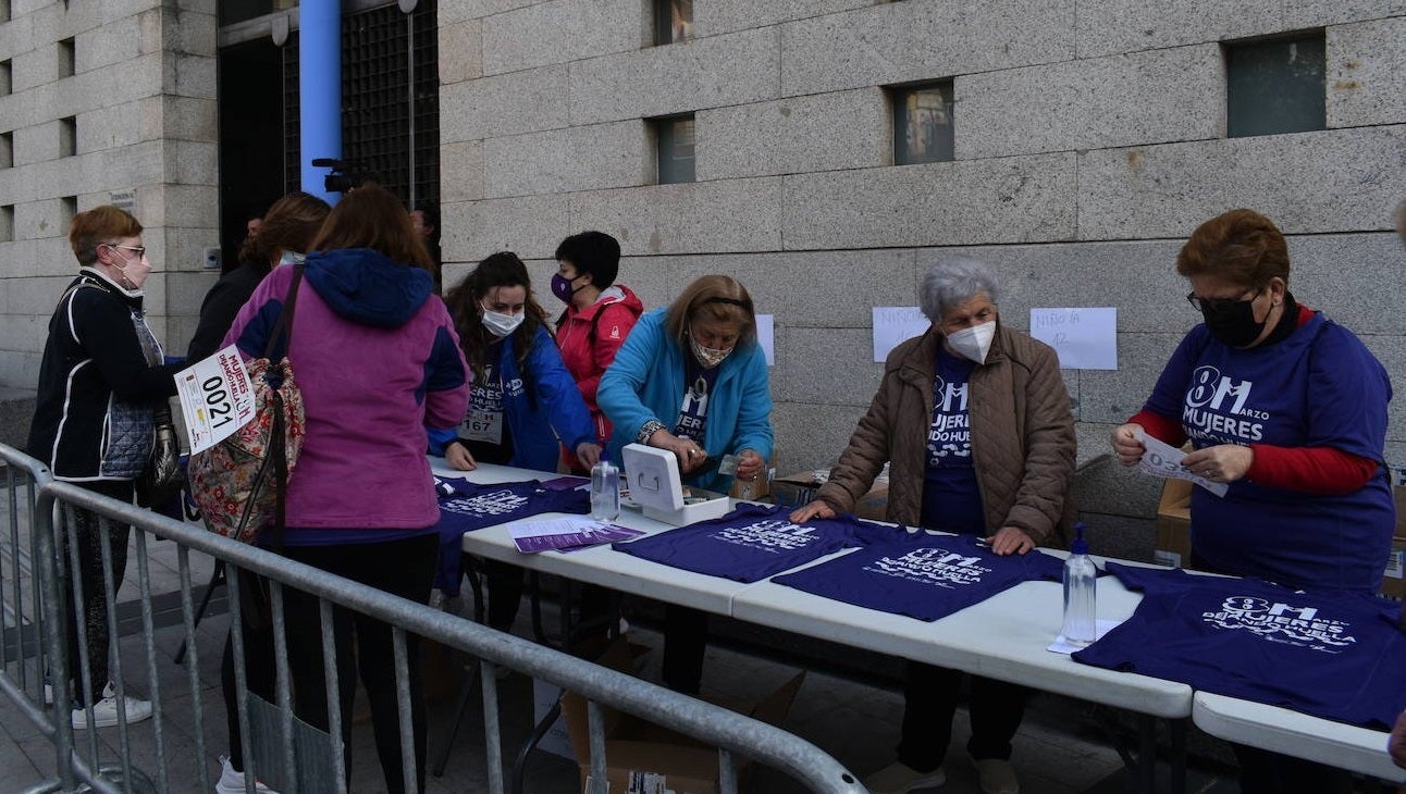 Puesto de adquisición de camisetas y dorsales en la VII Marcha de la Mujer en Miajadas 
