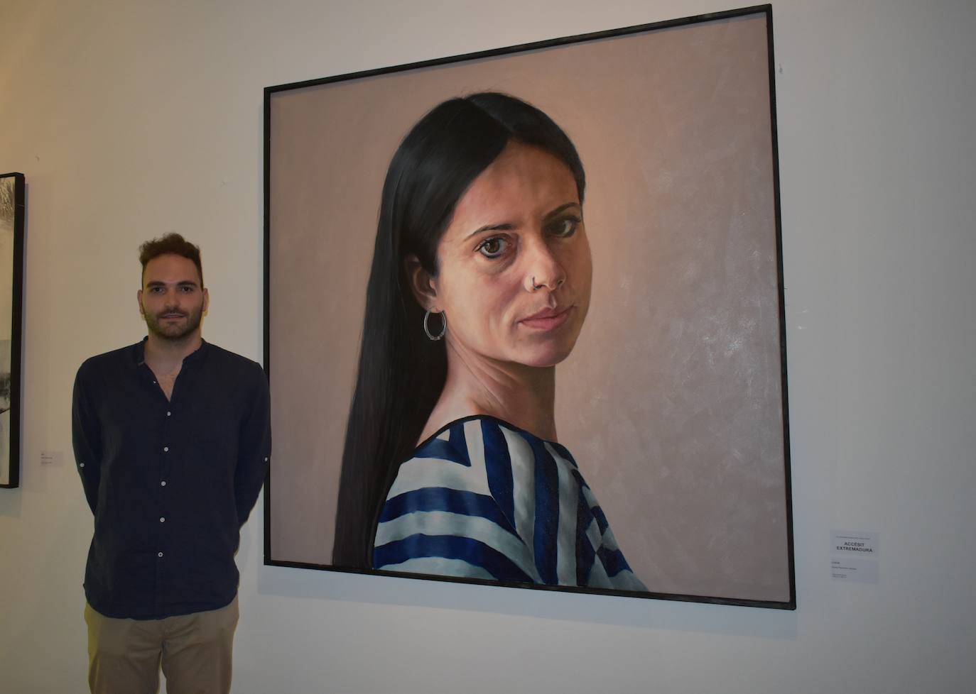 EDavid Palomero, dombenitense ganador del Accésit, junto a su obra 'Lucía' 