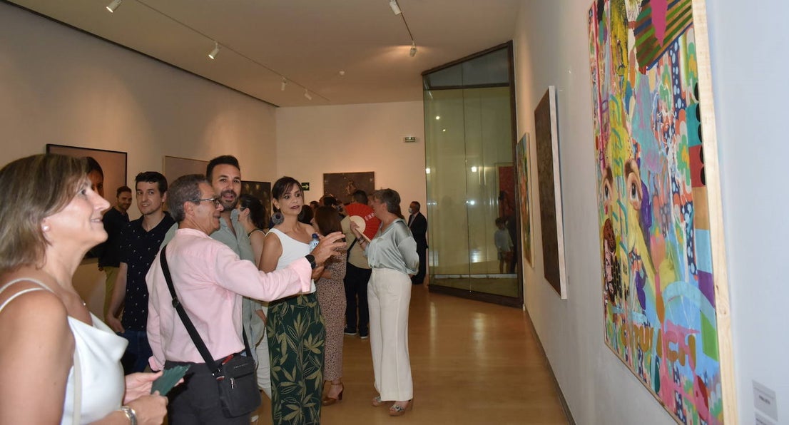 El XI Certamen de Pintura Fundación Laura Otero vivió una gala final memorable. Con el grupo musical Anam Camerata amenizando la noche en el Palacio Obispo Solís, y el neumólogo Juan Fernando Masa como invitado de honor, la fundación retomó su tradición de la forma más emotiva, esperada y especial. Guillermo Sedano ha sido el ganador de esta edición con 'Camino del vuelta al norte', mientras que Juan Carlos Gil ha conseguido el segundo premio con 'Composición con patines' y David Palomero se ha hecho con el Accésit con 'Lucía'. Tras el acto oficial, los asistentes pudieron disfrutar de la exposición, abierta hasta el 15 de julio. 