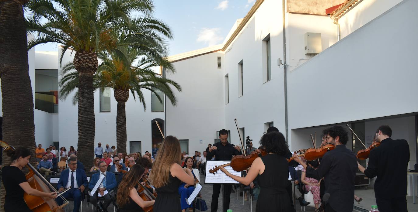 El XI Certamen de Pintura Fundación Laura Otero vivió una gala final memorable. Con el grupo musical Anam Camerata amenizando la noche en el Palacio Obispo Solís, y el neumólogo Juan Fernando Masa como invitado de honor, la fundación retomó su tradición de la forma más emotiva, esperada y especial. Guillermo Sedano ha sido el ganador de esta edición con 'Camino del vuelta al norte', mientras que Juan Carlos Gil ha conseguido el segundo premio con 'Composición con patines' y David Palomero se ha hecho con el Accésit con 'Lucía'. Tras el acto oficial, los asistentes pudieron disfrutar de la exposición, abierta hasta el 15 de julio. 