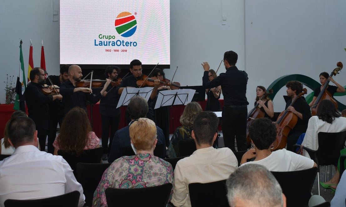 El XI Certamen de Pintura Fundación Laura Otero vivió una gala final memorable. Con el grupo musical Anam Camerata amenizando la noche en el Palacio Obispo Solís, y el neumólogo Juan Fernando Masa como invitado de honor, la fundación retomó su tradición de la forma más emotiva, esperada y especial. Guillermo Sedano ha sido el ganador de esta edición con 'Camino del vuelta al norte', mientras que Juan Carlos Gil ha conseguido el segundo premio con 'Composición con patines' y David Palomero se ha hecho con el Accésit con 'Lucía'. Tras el acto oficial, los asistentes pudieron disfrutar de la exposición, abierta hasta el 15 de julio. 