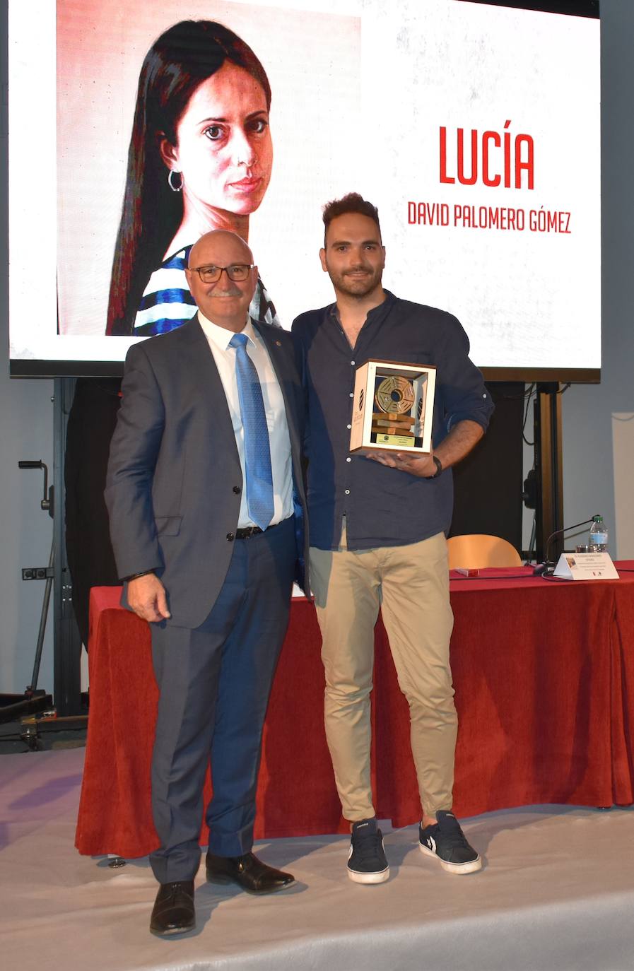 El XI Certamen de Pintura Fundación Laura Otero vivió una gala final memorable. Con el grupo musical Anam Camerata amenizando la noche en el Palacio Obispo Solís, y el neumólogo Juan Fernando Masa como invitado de honor, la fundación retomó su tradición de la forma más emotiva, esperada y especial. Guillermo Sedano ha sido el ganador de esta edición con 'Camino del vuelta al norte', mientras que Juan Carlos Gil ha conseguido el segundo premio con 'Composición con patines' y David Palomero se ha hecho con el Accésit con 'Lucía'. Tras el acto oficial, los asistentes pudieron disfrutar de la exposición, abierta hasta el 15 de julio. 