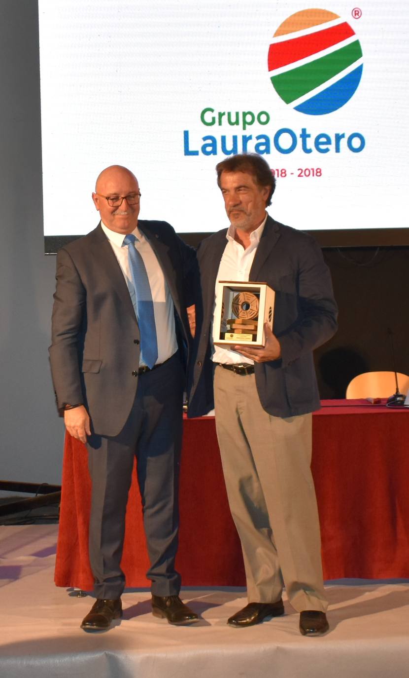 El XI Certamen de Pintura Fundación Laura Otero vivió una gala final memorable. Con el grupo musical Anam Camerata amenizando la noche en el Palacio Obispo Solís, y el neumólogo Juan Fernando Masa como invitado de honor, la fundación retomó su tradición de la forma más emotiva, esperada y especial. Guillermo Sedano ha sido el ganador de esta edición con 'Camino del vuelta al norte', mientras que Juan Carlos Gil ha conseguido el segundo premio con 'Composición con patines' y David Palomero se ha hecho con el Accésit con 'Lucía'. Tras el acto oficial, los asistentes pudieron disfrutar de la exposición, abierta hasta el 15 de julio. 