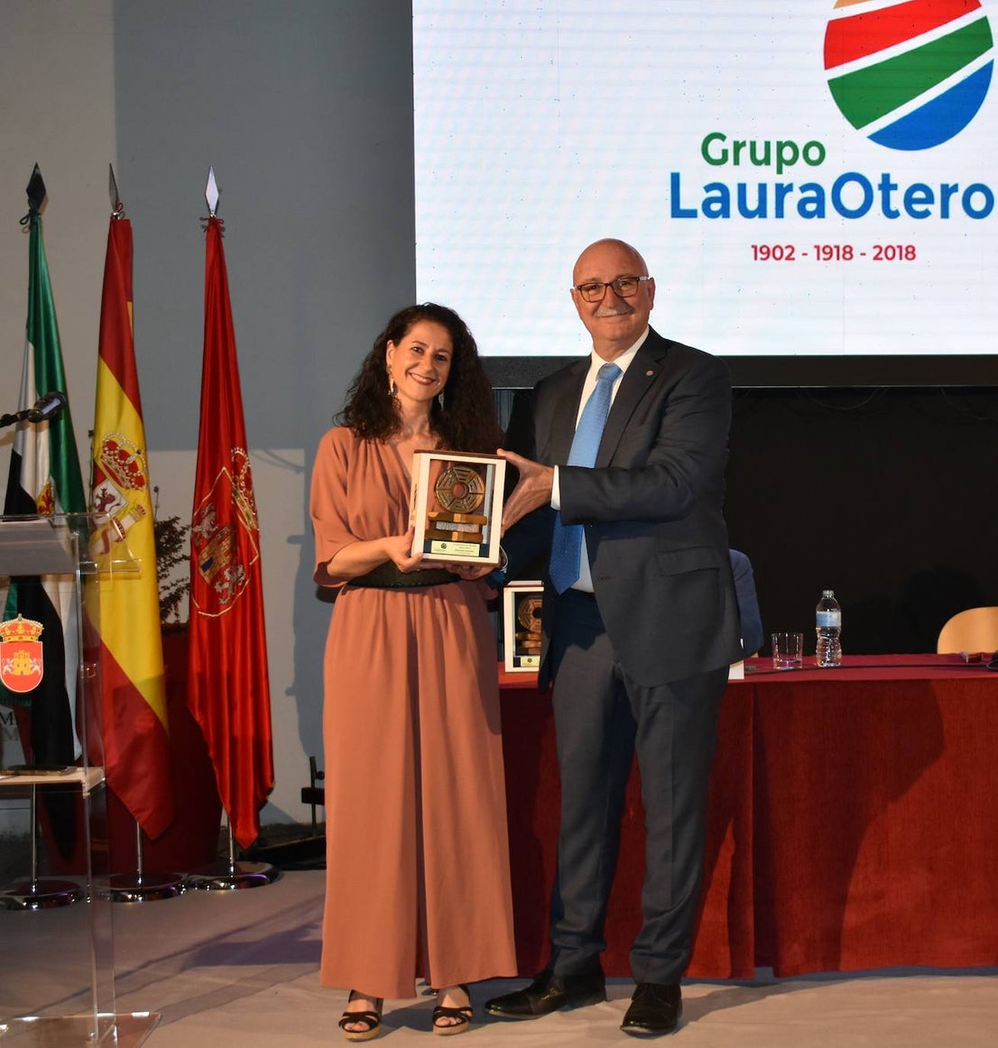 El XI Certamen de Pintura Fundación Laura Otero vivió una gala final memorable. Con el grupo musical Anam Camerata amenizando la noche en el Palacio Obispo Solís, y el neumólogo Juan Fernando Masa como invitado de honor, la fundación retomó su tradición de la forma más emotiva, esperada y especial. Guillermo Sedano ha sido el ganador de esta edición con 'Camino del vuelta al norte', mientras que Juan Carlos Gil ha conseguido el segundo premio con 'Composición con patines' y David Palomero se ha hecho con el Accésit con 'Lucía'. Tras el acto oficial, los asistentes pudieron disfrutar de la exposición, abierta hasta el 15 de julio. 