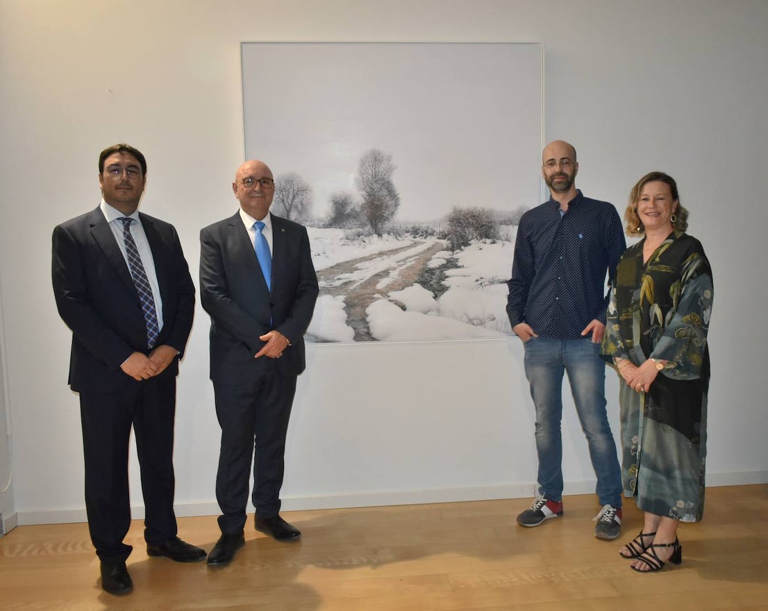 El XI Certamen de Pintura Fundación Laura Otero vivió una gala final memorable. Con el grupo musical Anam Camerata amenizando la noche en el Palacio Obispo Solís, y el neumólogo Juan Fernando Masa como invitado de honor, la fundación retomó su tradición de la forma más emotiva, esperada y especial. Guillermo Sedano ha sido el ganador de esta edición con 'Camino del vuelta al norte', mientras que Juan Carlos Gil ha conseguido el segundo premio con 'Composición con patines' y David Palomero se ha hecho con el Accésit con 'Lucía'. Tras el acto oficial, los asistentes pudieron disfrutar de la exposición, abierta hasta el 15 de julio. 