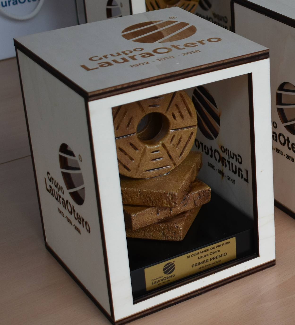 El XI Certamen de Pintura Fundación Laura Otero vivió una gala final memorable. Con el grupo musical Anam Camerata amenizando la noche en el Palacio Obispo Solís, y el neumólogo Juan Fernando Masa como invitado de honor, la fundación retomó su tradición de la forma más emotiva, esperada y especial. Guillermo Sedano ha sido el ganador de esta edición con 'Camino del vuelta al norte', mientras que Juan Carlos Gil ha conseguido el segundo premio con 'Composición con patines' y David Palomero se ha hecho con el Accésit con 'Lucía'. Tras el acto oficial, los asistentes pudieron disfrutar de la exposición, abierta hasta el 15 de julio. 