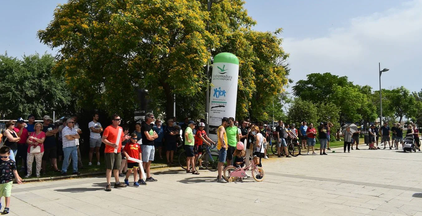 Miajadeños y visitantes se acercaron hasta la avenida García Siñeriz para vivir de cerca el acontecimiento 