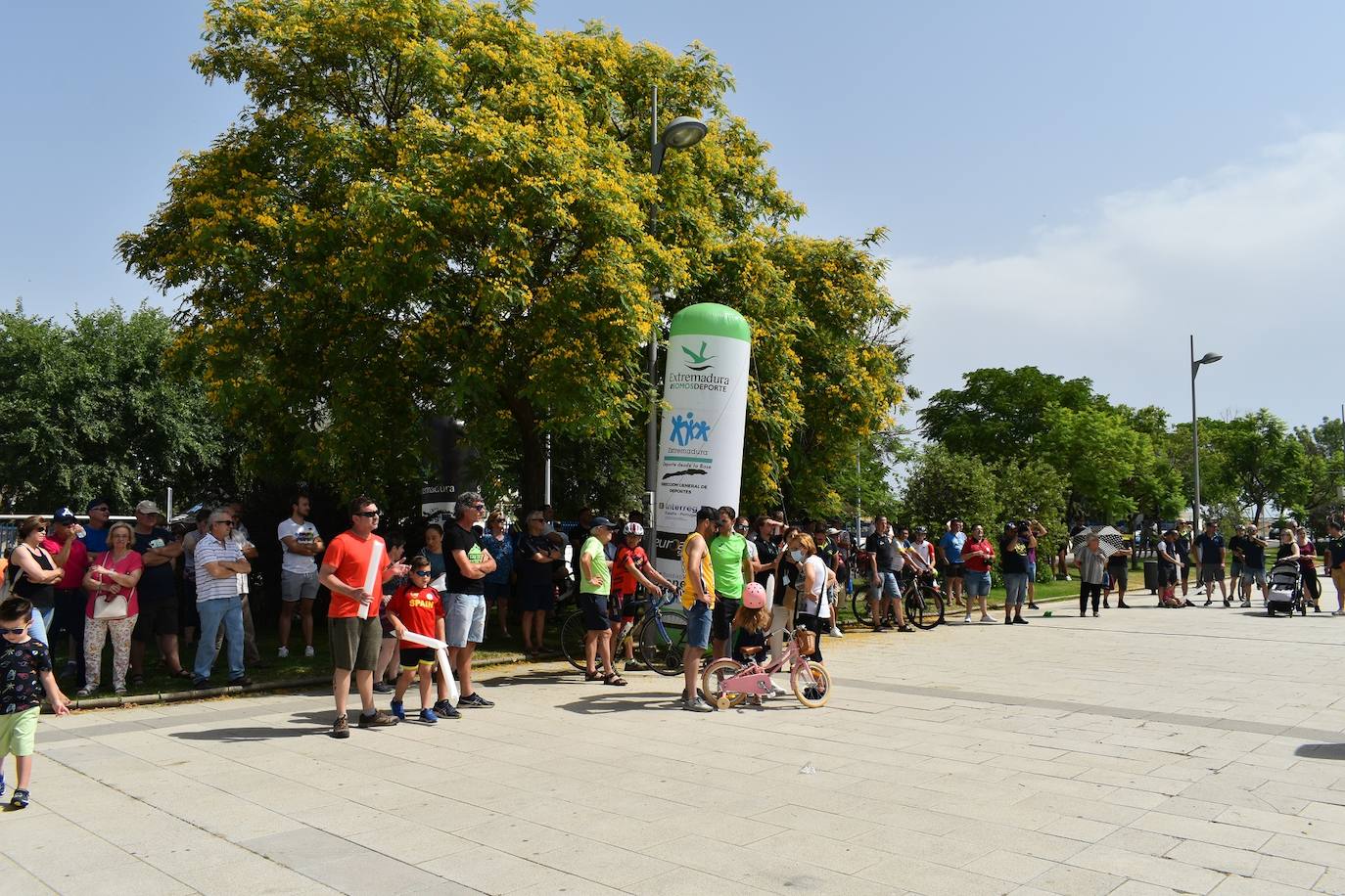 Miajadas se convirtió el pasado sábado en uno de los puntos clave de la Vuelta Ciclista Extremadura 2022 siendo el punto de salida oficial de la cuarta etapa. Miajadeños y visitantes se acercaron hasta la avenida García Siñeriz para conocer de cerca la 'serpiente multicolor', a los ciclistas y equipos llegados desde distintos puntos del país. 