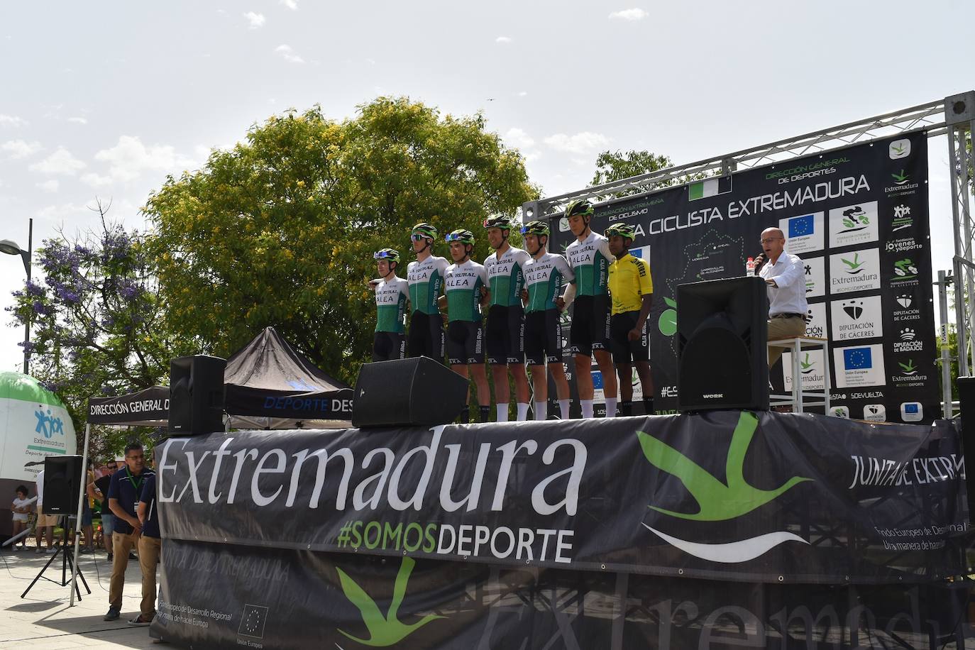 Miajadas se convirtió el pasado sábado en uno de los puntos clave de la Vuelta Ciclista Extremadura 2022 siendo el punto de salida oficial de la cuarta etapa. Miajadeños y visitantes se acercaron hasta la avenida García Siñeriz para conocer de cerca la 'serpiente multicolor', a los ciclistas y equipos llegados desde distintos puntos del país. 