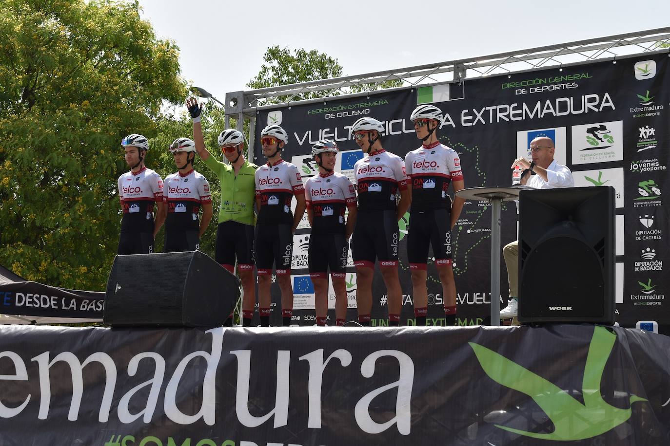 Miajadas se convirtió el pasado sábado en uno de los puntos clave de la Vuelta Ciclista Extremadura 2022 siendo el punto de salida oficial de la cuarta etapa. Miajadeños y visitantes se acercaron hasta la avenida García Siñeriz para conocer de cerca la 'serpiente multicolor', a los ciclistas y equipos llegados desde distintos puntos del país. 