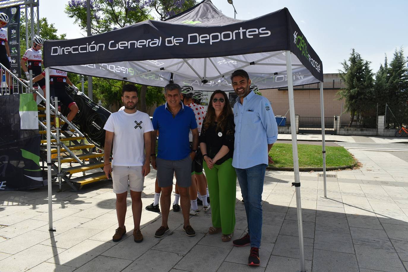 Miajadas se convirtió el pasado sábado en uno de los puntos clave de la Vuelta Ciclista Extremadura 2022 siendo el punto de salida oficial de la cuarta etapa. Miajadeños y visitantes se acercaron hasta la avenida García Siñeriz para conocer de cerca la 'serpiente multicolor', a los ciclistas y equipos llegados desde distintos puntos del país. 