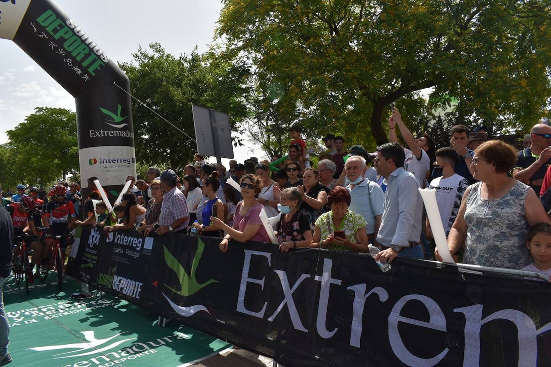 Miajadas se convirtió el pasado sábado en uno de los puntos clave de la Vuelta Ciclista Extremadura 2022 siendo el punto de salida oficial de la cuarta etapa. Miajadeños y visitantes se acercaron hasta la avenida García Siñeriz para conocer de cerca la 'serpiente multicolor', a los ciclistas y equipos llegados desde distintos puntos del país. 
