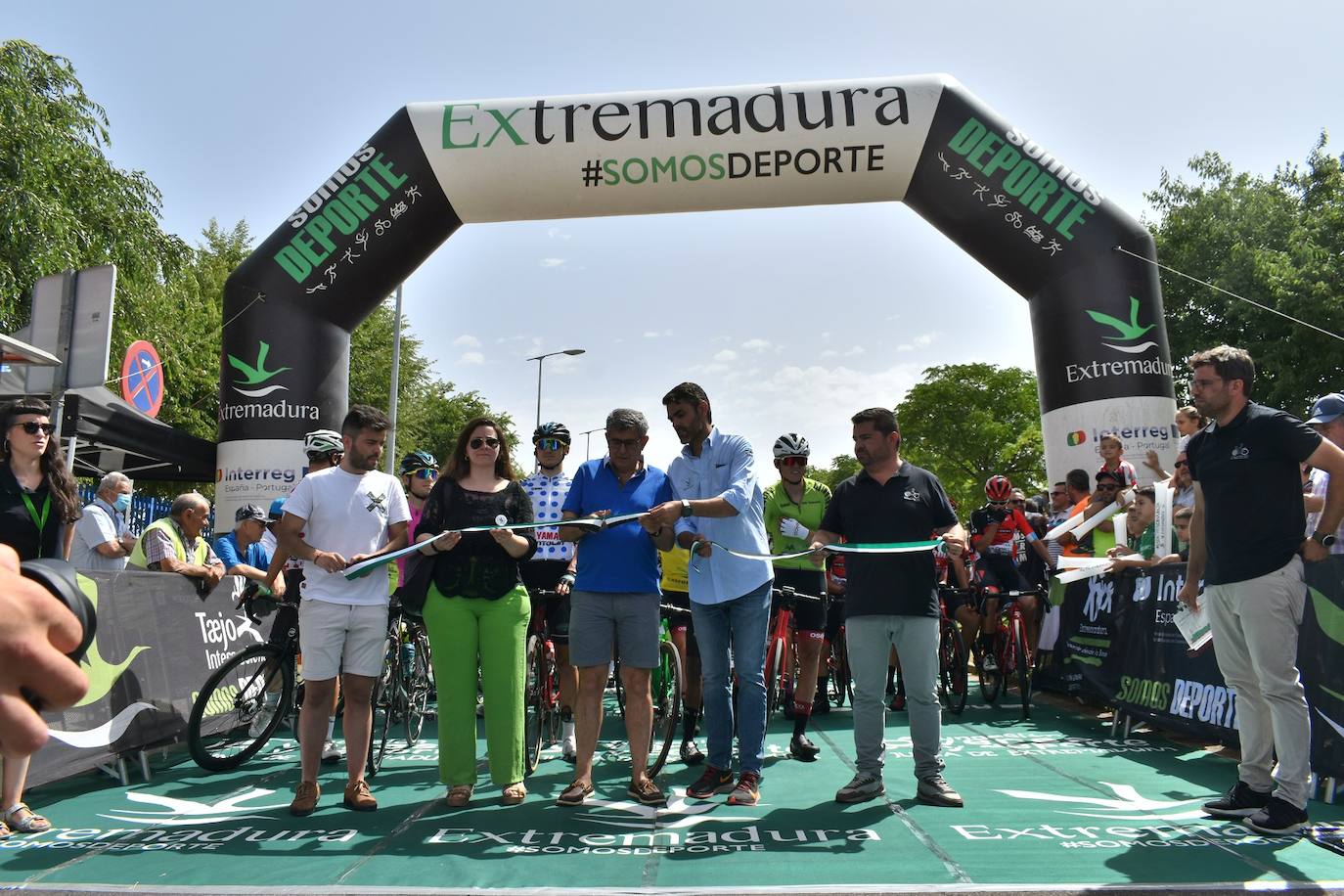Miajadas se convirtió el pasado sábado en uno de los puntos clave de la Vuelta Ciclista Extremadura 2022 siendo el punto de salida oficial de la cuarta etapa. Miajadeños y visitantes se acercaron hasta la avenida García Siñeriz para conocer de cerca la 'serpiente multicolor', a los ciclistas y equipos llegados desde distintos puntos del país. 