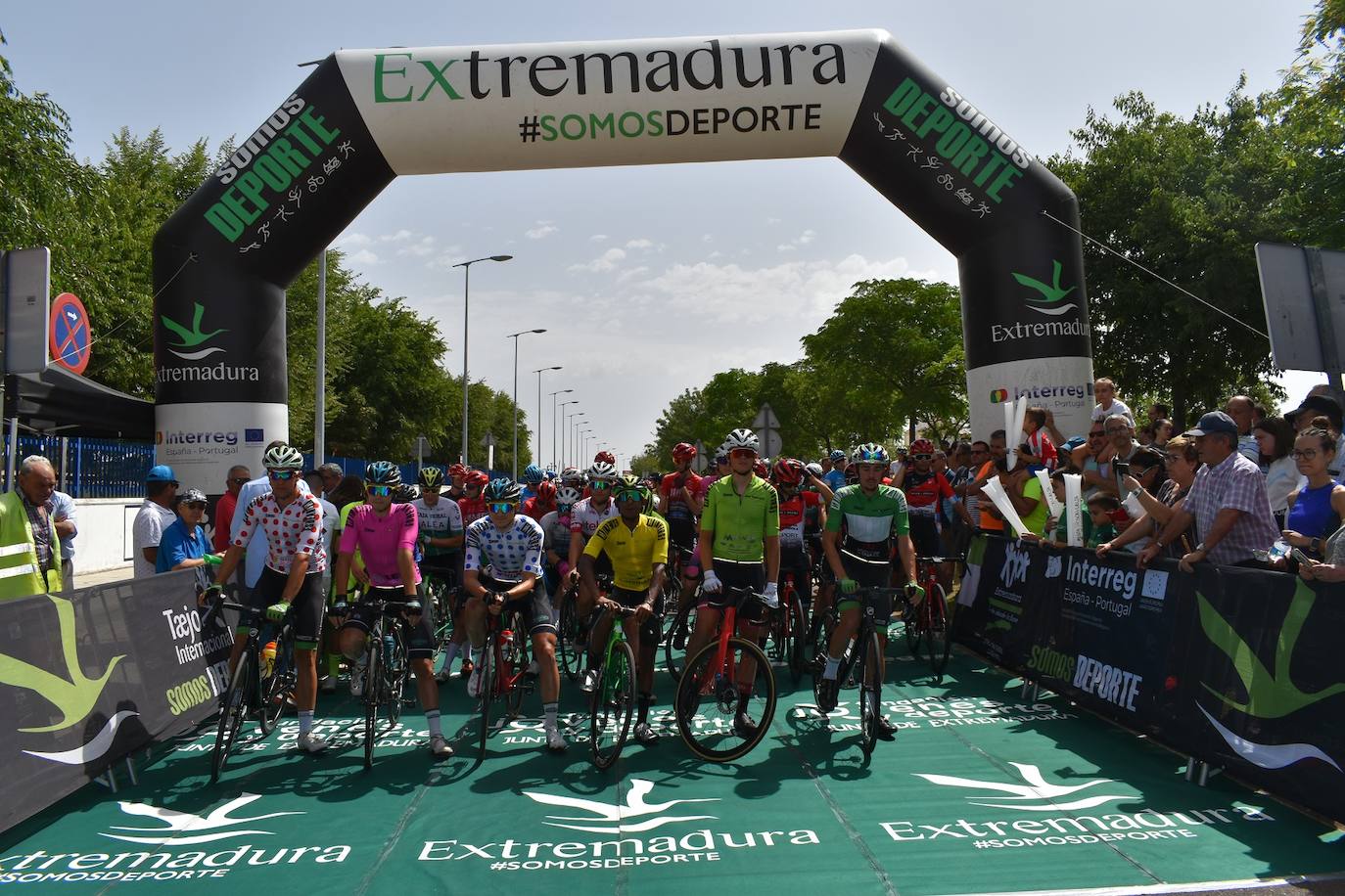 Miajadas se convirtió el pasado sábado en uno de los puntos clave de la Vuelta Ciclista Extremadura 2022 siendo el punto de salida oficial de la cuarta etapa. Miajadeños y visitantes se acercaron hasta la avenida García Siñeriz para conocer de cerca la 'serpiente multicolor', a los ciclistas y equipos llegados desde distintos puntos del país. 