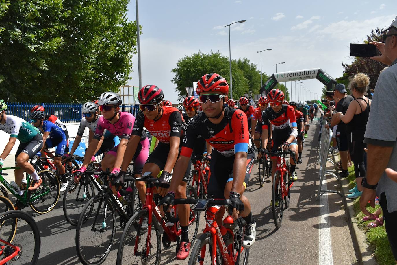 Miajadas se convirtió el pasado sábado en uno de los puntos clave de la Vuelta Ciclista Extremadura 2022 siendo el punto de salida oficial de la cuarta etapa. Miajadeños y visitantes se acercaron hasta la avenida García Siñeriz para conocer de cerca la 'serpiente multicolor', a los ciclistas y equipos llegados desde distintos puntos del país. 
